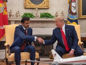 أمير قطر الشيخ تميم بن حمد آل ثاني في البيت الابيض الى جانب الرئيس الاميركي دونالد ترامب