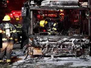 من اثار الدمار الذي خلفه القصف الصاروخي على تل ابيب