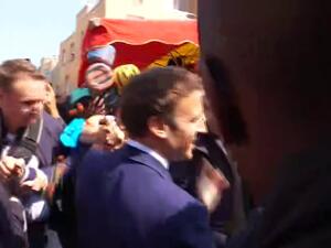 رشق ماكرون بالطماطم خلال تجوله في سوق قرب باريس (فيديو)