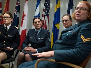 عسكريون متحولون جنسيا من السويد ونيوزيلندا والنمسا وكندا خلال فعالية في واشنطن حول الجنود المتحولين جنسيا.