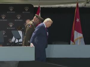 ترامب يواجه صعوبة في المشي