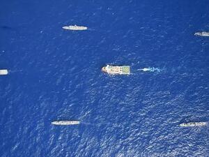 صورة وزعتها وزارة الدفاع التركية تظهر السفينة الاستكشافية عروج ريس (وسط) قبالة سواحل أنطاليا