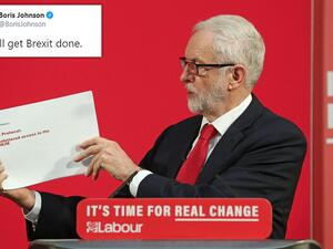 جيريمي كوربن يعرض الوثيقة امام الصحافة