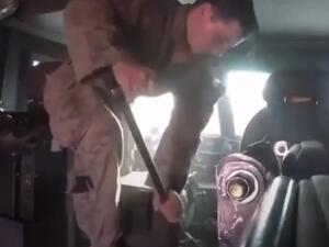 شاهد.. جنود اميركيون يعطبون آليات عسكرية قبل مغادرتهم افغانستان