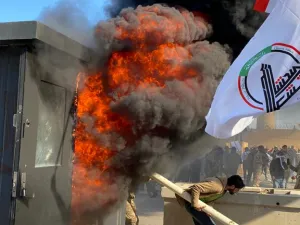 محتجون غاضبون يحاولون اقتحام السفارة الاميركية في بغداد