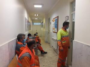 مسؤولون إيرانيون يتنكرون بزي عمال النظافة للحصول على اللقاح