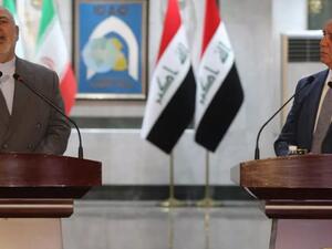 وزير الخارجية الإيراني محمد جواد ظريف إلى جانب نظيره العراقي فؤاد حسين في مؤتمر صحافي عقب لقائهما في بغداد