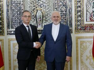 وزير الخارجية الألماني هايكو ماس (يسار) مصافحا نظيره الايراني محمد جواد ظريف