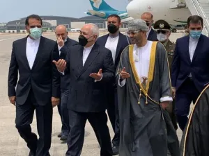 ظريف يجدد تأييد إيران لهدنة باليمن خلال لقائه مسؤولا حوثيا في مسقط 