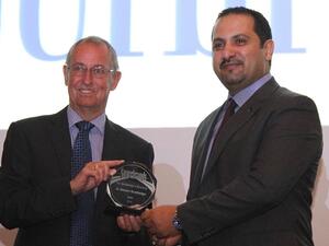 تسلم علي النجار، مساعد المدير العام ورئيس إدارة العمليات في شركة "الأنصاري للصرافة"، الجائزة خلال حفل توزيع جوائز الـ "سوبر براندز"