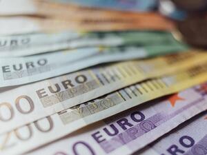 Intra-EU28 trade rose 2.3% to reach €2.1 trillion ($2.37 trillion) year-on-year in the same period.