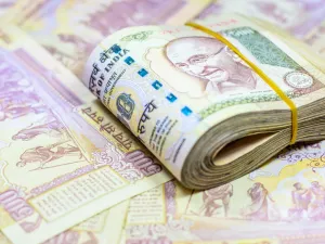 Indian Rupee Slips to 73.53 Against US Dollar Due to Weaker Domestic Equity Market