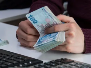 عزز انحسار الضغط على الليرة التوقعات بخفض لأسعار الفائدة