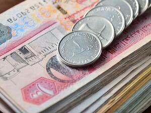 البنك المركزي الإماراتي ينفي أن تكون الأوراق النقدية تنقل «كورونا» بشكل أكثر من غيرها