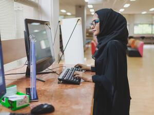 يتميز البرنامج بتقليل التكلفة على الموظف وصاحب العمل، حيث لا يحتاج الموظف للانتقال من منطقة إقامته إلى المنطقة التي توجد فيها المنشأة