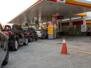 A Customs strike was the cause of long queues at gas stations