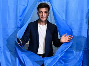 Ukrainian comedian and presidential candidate Volodymyr Zelensky walks out of a voting booth at a polling station during the second round of Ukraine's presidential election in Kiev on April 21, 2019.  GENYA SAVILOV / AFP