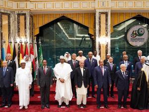 Saudi Arabia's King Salam bin Abdulaziz (R) poses for a family picture with OIC heads of state and officials at the opening of a summit of the 57-member Organization of Islamic Cooperation (OIC) in the Saudi holy city of Mecca (AFP)