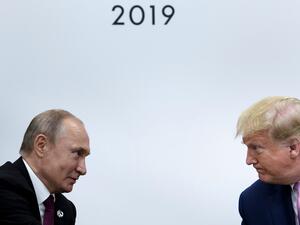 US President Donald Trump (R) attends a meeting with Russia's President Vladimir Putin during the G20 summit in Osaka on June 28, 2019.  Brendan Smialowski / AFP