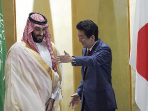 Saudi Arabia's Crown Prince Mohammed bin Salman (L) is escorted by Japanese Prime Minister Shinzo Abe during their meeting in Osaka on June 30, 2019.  Eugene Hoshiko / POOL / AFP