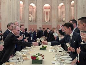 Russian President Vladimir Putin toasts with Italian Prime Minister Giuseppe Conte during the dinner at Villa Madama in Rome, on July 4, 2019.  Alexei Druzhinin / SPUTNIK / AFP
