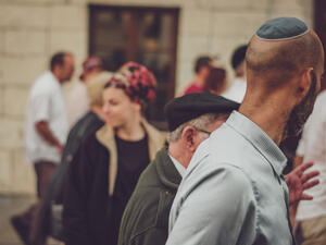  Man wearing kippas (Shutterstock)	