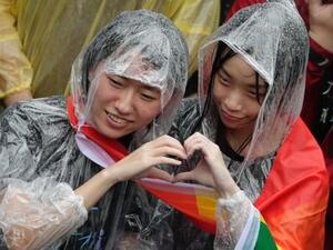 Gay couples hold mass wedding banquet in Taipei (Twitter)