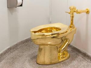 Solid 18-carat gold toilet (Twitter)