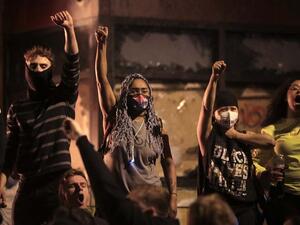 أقدم على احتجاز أحد الابناء