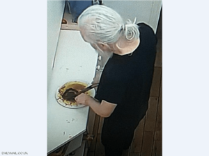  السلطات الأميركية تسعى لتسلمه بتهمة متصلة بعمله مع المحللة السابقة في الاستخبارات الأميركية 