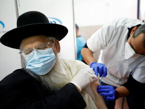 تعرض الحكومة الإسرائيلية لانتقادات واسعة لعدم تطعيم الفلسطينيين في الضفة الغربية.