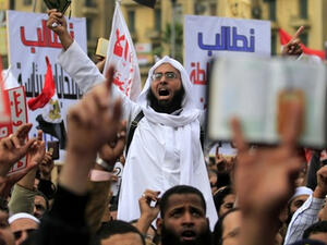 لا يترتب على فصل العامل طبقًا لأحكام هذا القانون حرمانه من المعاش أو المكافأة