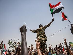 كان النظام السوداني يجند وقتها الطلاب الشباب لإرسالهم إلى جبهات الحرب مع المتمردين الجنوبيين