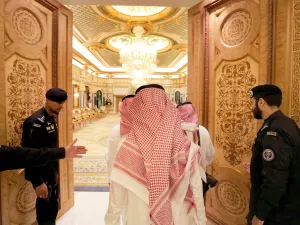 في سبتمبر/ أيلول 2017، غاب الأمير عبد العزيز بن فهد، عن الظهور الإعلامي أو في المناسبات العامة
