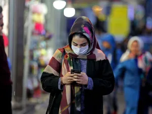  روحاني،إعاد فتح الاقتصاد، وهو ما أدى إلى غرق البلاد في موجة ثانية من الفيروس ابتداءً من يونيو الماضي.