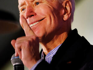  الرئيس الأمريكي ينتخب من قبل هيئات المجمع الانتخابي في الولايات وليس بالطريقة النسبية.