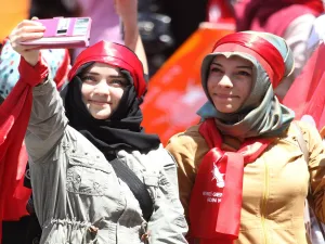 ويبلغ عدد طاقم السفينة 55 فردا، هم 24 من البحارة و31 من الإداريين والباحثين.