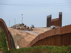 في البداية وعد ترامب بأن تدفع المكسيك كلفة ثمن بناء هذا الجدار