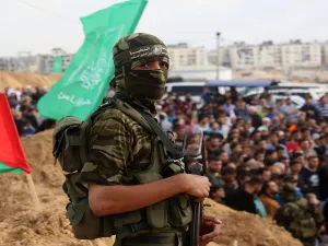 وكانت طائرة حربية إسرائيلية قد أغارت على موقع لفصائل المقاومة الفلسطينية شرق مدينة غزة فجر الجمعة