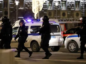  المهاجمين صدما ضابط شرطة بسيارتهم، وطعنا 3 آخرين