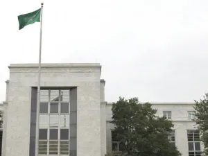  أحد أفراد طاقم السفارة يقول: “كيف دخلت يا بو علي؟”