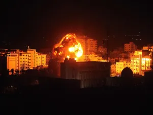 إطلاق الصواريخ وإلقاء القنابل على مناطق مأهولة بكثافة كما في قطاع غزة ينطوي بطبيعة الحال على خطر محقق يطال السكان المدنيين