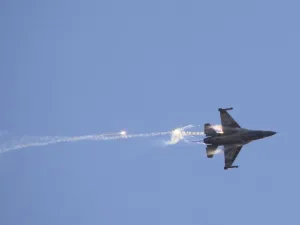 غارة على مطار التيفور بريف حمص الشرقي