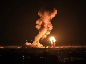 الليلة الماضية، قصف الطيران الحربي الإسرائيلي عدة مواقع في غزة،