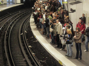 يخشى عدد من الخبراء الاقتصاديين في فرنسا أن يطول الإضراب ويخسر التجار