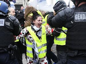  إيقاف أسلوب الخنق المثير للجدل والمستخدم في الاعتقالات.