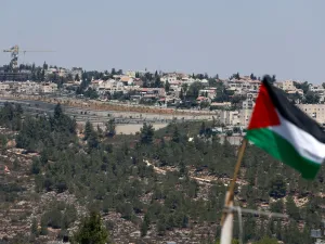 الاف المواطنين تظاهروا اليوم في مدينة غزة، للتنديد بما يسمى “صفقة القرن”