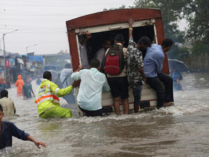  غرقت أعداد من المستشفيات والمدارس والمباني العامة والسكنية