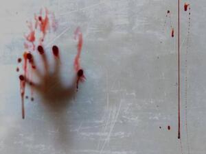 يذكر أن مئات النساء في باكستان تتعرضن للقتل سنويا، فيما تعرف بجرائم الشرف، بسبب جلب العار لأسرهن.