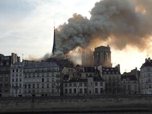 ماكرون: "الأسوأ تم تجنّبه" في حريق نوتردام و"سنعيد بناء" الكاتدرائية